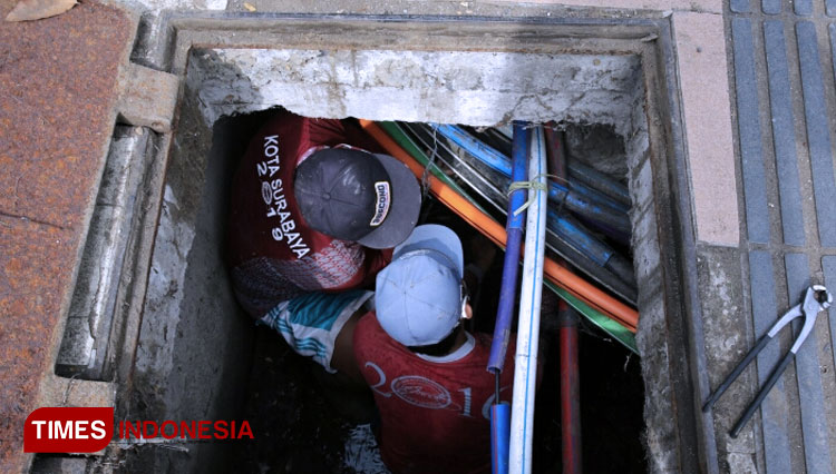 Kabel fiber optik di gorong-gorong Surabaya dirapikan jelang musim penghujan. (FOTO: Humas Pemkot Surabaya for TIMES Indonesia)