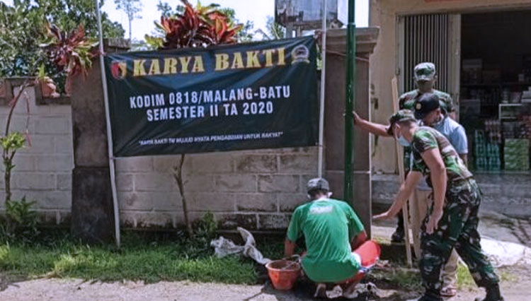 Karya bakti TNI Pemasangan Lampu Jalan. (foto: Pendim 0818 Malang Batu)