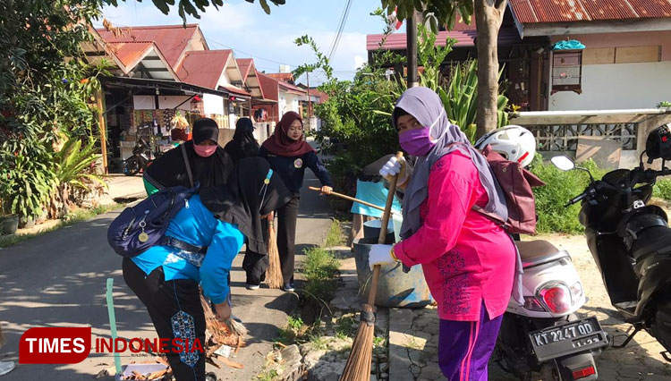 Kegiatan bersih bersih dan penerapan 3M Plus dimasyarakat sedang digalakkan kelurahan Api api (Foto: Kusnadi/TIMES Indonesia)