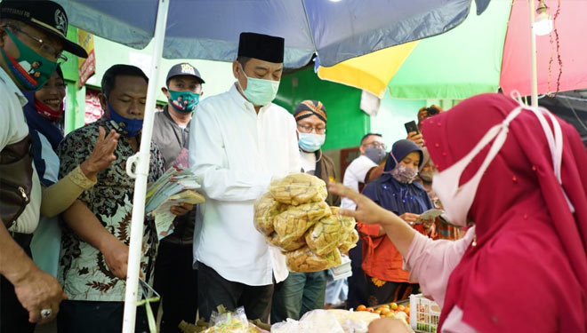 Calon Bupati Sidoarjo Kelana Aprilianto saat berkunjung ke pasar Sukodono. (Foto: dokumen kelana aprilianto)