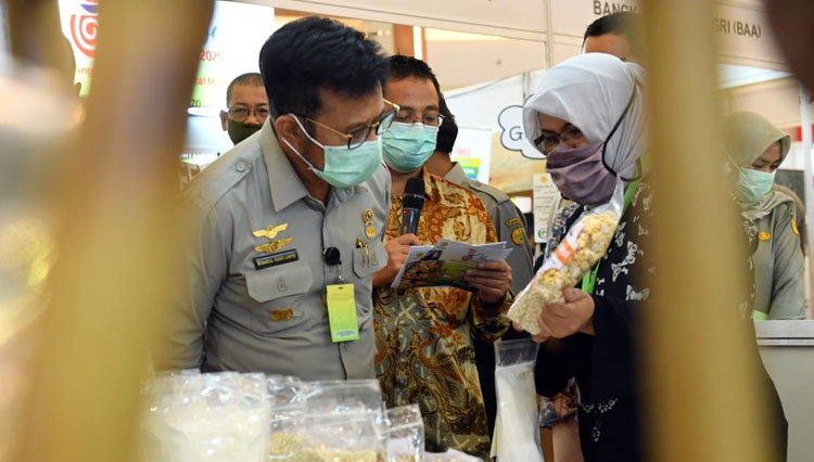 Menteri Pertanian Syahrul Yasin Limpo saat melakukan ekspose UMKM pangan lokal di Summarecon Mall Bekasi, Jawa Barat. (FOTO: Kementan RI)