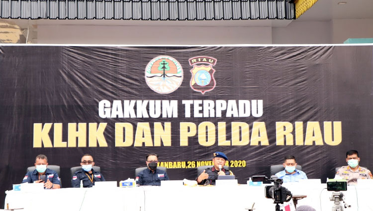 Konferensi pers Kementerian LHK dan Polda Riau usai membongkar belasan tempat pengolahan kayu (sawmill) ilegal. (Foto: Dokumentasi KLHK) 