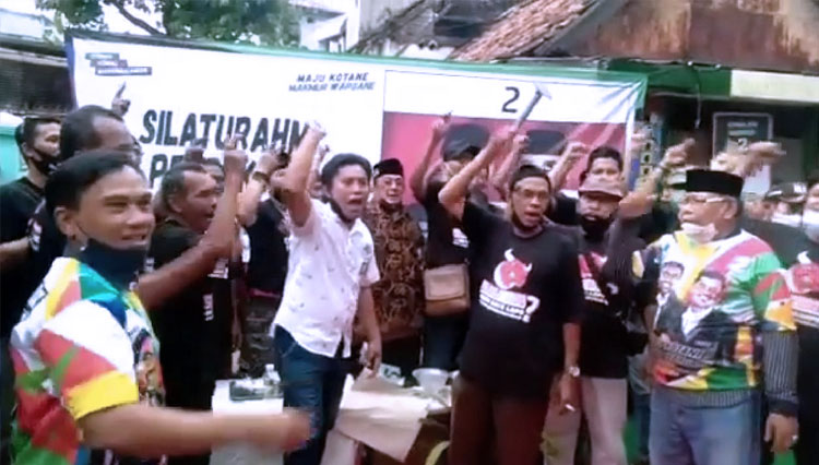 Pendukung Machfud-Mujiaman, paslon nomor urut 2 Pilkada Surabaya saat menyanyikan lagu “Hancurkan Risma”. (FOTO: Tangkapan layar)