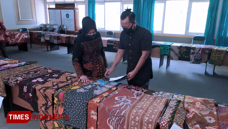 Makhdumah Fadeli bersama Lintu Tulistyantoro, mengamati kain batik karya peserta lomba desain batik yang diselenggarakan Disperindag Lamongan, di Gedung PKK kabupaten Lamongan, Kamis (26/11/2020). (FOTO: MFA Rohmatillah/ TIMES Indonesia)