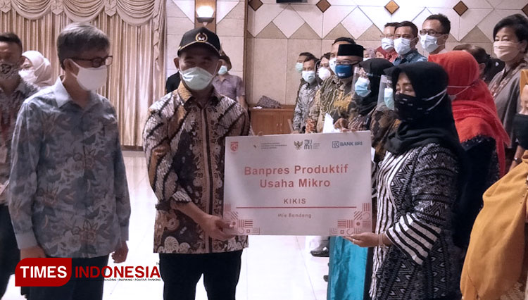 Menko PMK RI saat memberikan secara simbolis bantuan BPUM saat melakukan kunjungan kerja di Gresik pada Jumat (13/11/2020) (Foto: Akmal/TIMES Indonesia).