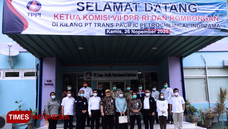 Ketua Komisi VII DRI RI beserta rombongan saat mengunjungi PT Trans-Pacific Petrochemical Indotama (TPPI) Tuban, Kamis, (26/11/2020) (FOTO: Achmad Choirudin/TIMES Indonesia)