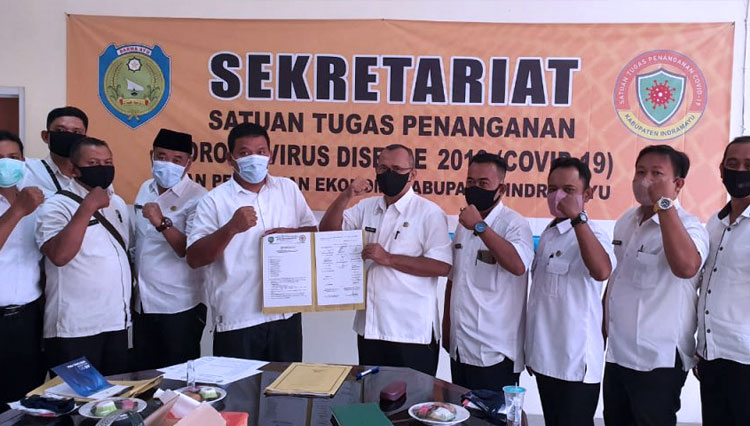 Para kepala pasar di Indramayu yang berkomitmen memperketat protokol kesehatan. (FOTO: Diskominfo Kabupaten Indramayu)