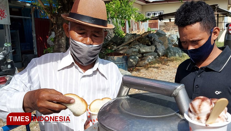 Sagimin salah satu pedagang es krim keliling di Kota Palu (Foto: Sarifah Latowa/Times Indonesia)