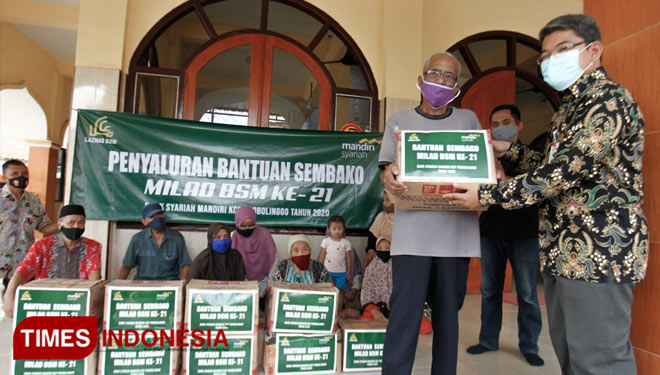 Penyaluran sembako untuk kaum Duafa di sekitar Bank Mandiri Syariah Probolinggo. (FOTO: Ryan/TIMES Indonesia)