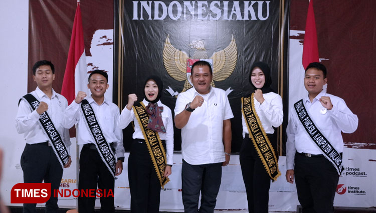 Perwakilan Duta Pancasila Kabupaten Malang 2020 berpose di depan gambar lambang Garuda. (Foto: Naufal Ardiansyah/TIMES Indonesia)