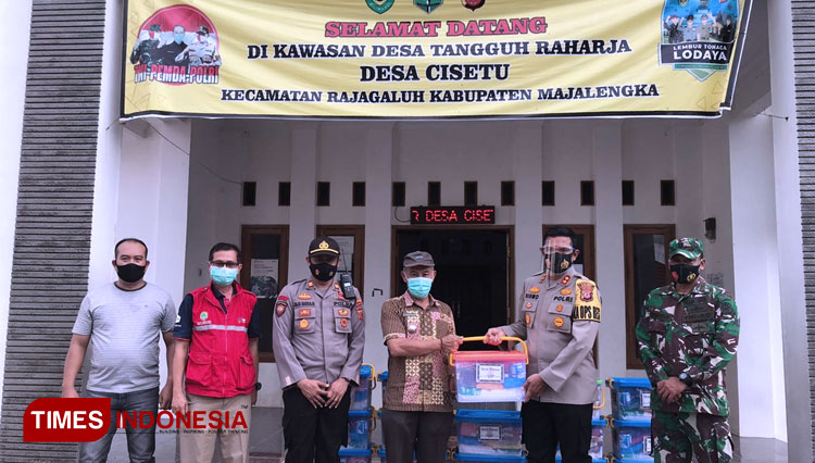 Kapolres Majalengka, AKBP Bismo Teguh Prakoso, memberikan bantuan paket sembako kepada 15 warga Desa Cisetu yang terkonfirmasi positif Covid-19. Foto: Jaja Sumarja/TIMES Indonesia