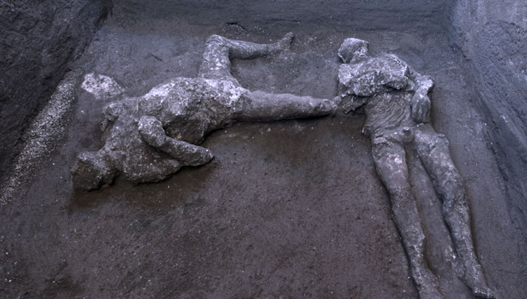 Dua mayat kuno yang ditemukan di reruntuhan Pompeii Italia. (Foto: Luigi Spina/Parco Archeologico, via EPA)