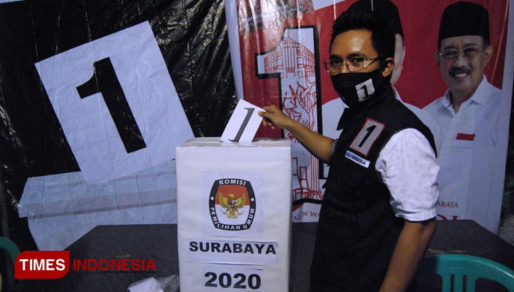 Relawan Bala Bhineka memperagakan proses memilih pasangan calon nomor urut 1, Eri Cahyadi-Armuji untuk 9 Desember mendatang. (FOTO: Ammar Ramzi/TIMES Indonesia)