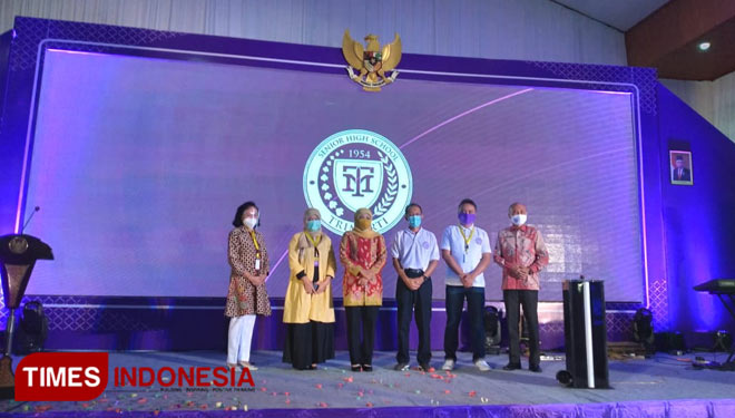 Gubernur Jawa Timur, Khofifah Indar Parawansa (ketiga dari kanan) saat meresmikan rebranding SMA Trimurti Surabaya, Kamis (26/11/2020). (Foto: Khusnul Hasana/TIMES Indonesia)
