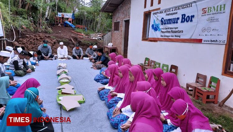 Puluhan Santri Pondok Pesantren Nusantara Melakukan doa bersama di Lokasi Pembangunan Wakaf Sumur Bor BMH Jatim gerai Malang, Rabu (25/11). (FOTO: AJP TIMES Indonesia)