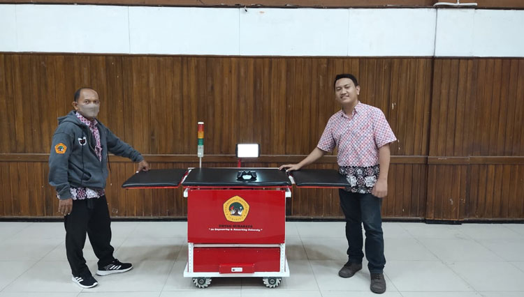 Tim Untag Surabaya saat menunjukkan Robot Siola, Robot untuk penanganan Covid-19. (Foto: Humas Untag Surabaya)