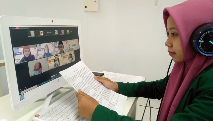 Mahasiswa Prodi S1 Keperawatan Unusa saat mengikuti penilaian Pimnas secara online, Kamis (26/11/2020). (Foto: Dok.Humas Unusa) 