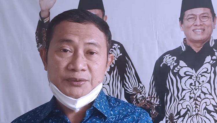 Cabup Lamongan, Yuhronur Efendi, saat memberikan pernyataan terkait KH. Abdul Rouf yang terpapar Covid-19, Kamis (26/11/2020). (FOTO: Tim YesBro for TIMES Indonesia)