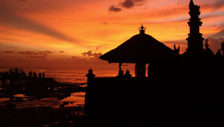 Pura Tanah Lot diselimuti warna jingga keemasan saat sunset – flickr.com (Lily Liu @lliu)