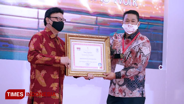 Direktur Pelayanan BPJAMSOSTEK, Krishna Syarif (kanan) menerima penghargaan Sinovik Award 2020 dari Menpan RB. (Foto: Humas BPJAMSOSTEK for TIMES Indonesia)