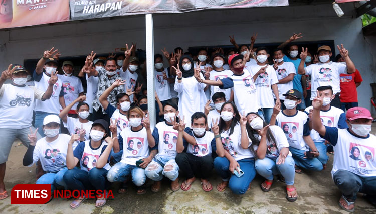 Ipuk Fiestiandani berfoto bersama kelompok pemuda desa. (FOTO: Agung Sedana/ TIMES Indonesia)