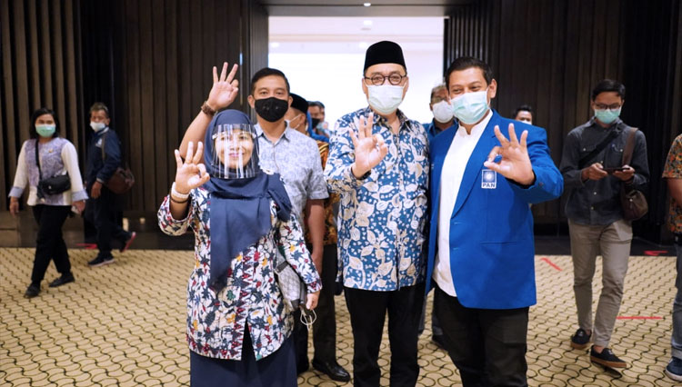 Kelana Aprilianto dan Dwi Astutik saat menghadiri acara temu kader dan pendidikan politik pemenangan Pilkada Jawa Timur 2020 yang digelar Partai Amanat Nasional (PAN) di Bumi Surabaya City Resort. (FOTO: Dokumen kelana aprilianto)