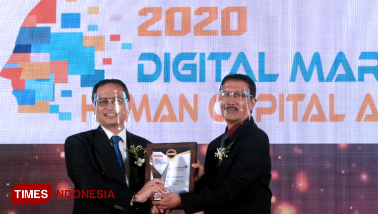 Naufal Mahfudz, Direktur Umum dan SDM BPJAMSOSTEK (kiri) saat menerima penghargaan Digital Marketing & Human Capital Award 2020. (Foto: Humas BPJAMSOSTEK for TIMES Indonesia)