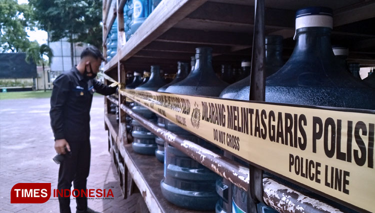 Polisi sedang menunjukkan barang bukti di halaman Polres Magetan. (FOTO: M Kilat Adinugroho/TIMES indonesia)