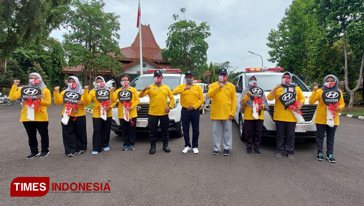 Pemkab Sidoarjo Bagikan 7 Ambulans dan 8 Mesin Serologi ke Puskesmas