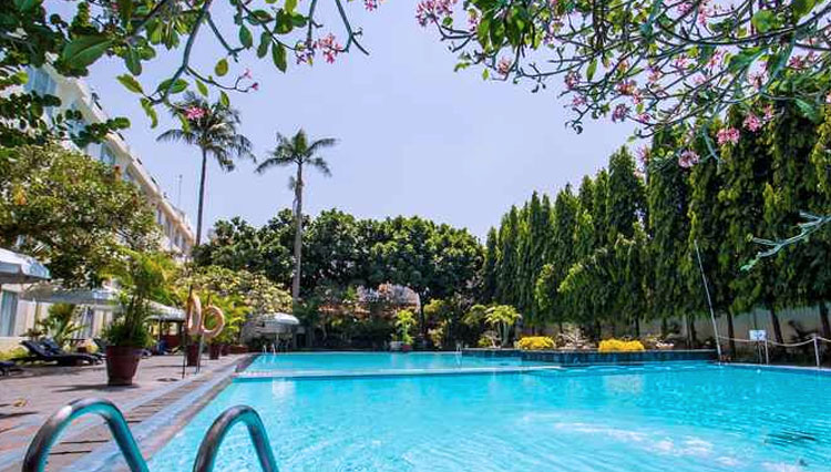 Suasana kamar yang nyaman di Hotel New Saphir Yogyakarta b