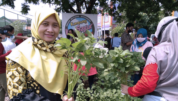 Warga menunjukkan hasil panen sayur di Kampung Ibu Sayur Ikhlas Graha Mutiara, Sidoarjo, Jumat (27/11/2020). (Foto: Kurnia/TIMES Indonesia)