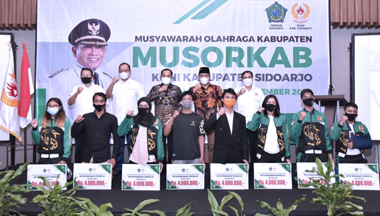Pj Bupati Sidoarjo, Hudiyono saat memberi sambutan di Musyawarah olahraga kabupaten (Musorkab) KONI Kabupaten SidoarjoPj Bupati Sidoarjo, Hudiyono saat memberi penghargaan kepada atlet di Musorkab KONI Sidoarjo. (foto: Humas Pemkab Sidoarjo)