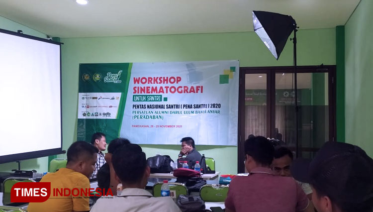 Sejumlah santri, mahasiswa dan alumni Pondok Pesantren Darul Ulum Banyuanyar saat mengikuti Workshop Sinematografi di kantor Peradaban Kabupaten Pamekasan. (Foto: Akhmad Syafi'i/TIMES Indonesia)