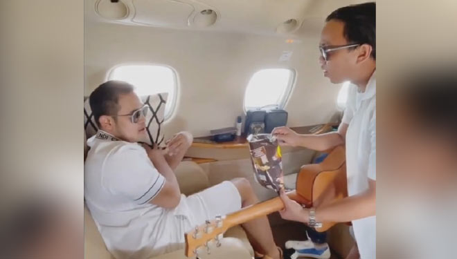 Aksi kocak Crazy Rich Malang Gilang Widya Pramana saat memberikan uang dolar pada pengamen dalam jet pribadi miliknya, Minggu (29/11/2020). (Foto: Dok.Instagram Juragan 99) 