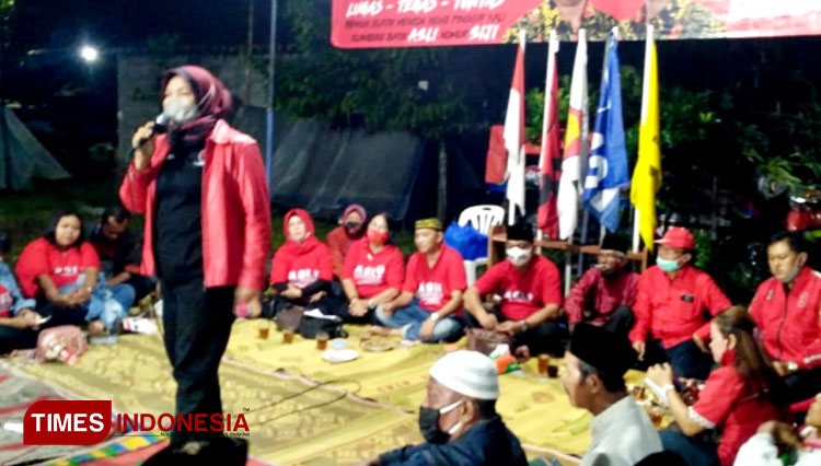 Hj. Sri Ruwiyati, Wakil Ketua DPD PDI Perjuangan Jawa Tengah saat sambung rasa dengan warga Purworejo. (Foto: Muchlas Hamidi/ TIMES Indonesia)