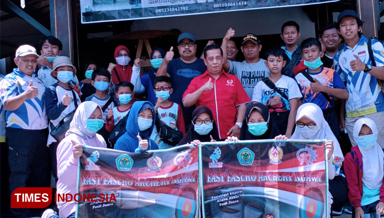 Ketua KONI Ngawi bersama para atlet panahan. (Foto: Ardian Febri Tri H/TIMES Indonesia) 