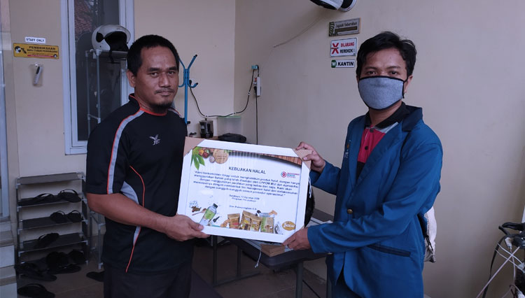 Penyerahan Poster Kebijakan Halal Oleh Mahasiswa KKN ITS ke CV Inovasindo Berkah Bersama. (FOTO: ITS for TIMES Indonesia)