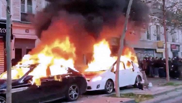 Mobil-mobil dibakar saat demo terjadi di Paris. (FOTO: Storyfull/New York Post)