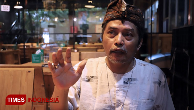 Budayawan Jatim dan tokoh masyarakat Surabaya Nonot Sukresmono, Minggu (29/11/2020). (FOTO: Lely Yuana/TIMES Indonesia) 