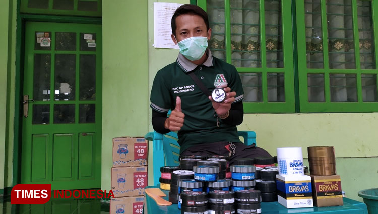 Syofiyulloh Firru Auliya' (23), anggota Ansor Banser Mojowarno yang memproduksi pomade. (Foto: Rohmadi/TIMES Indonesia)