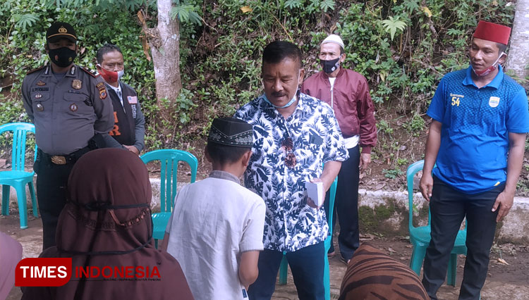 Manajer Persib Bandung Santuni Puluhan Anak Yatim di Rancakalong