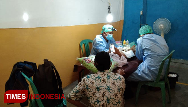 Tim medis saat melakukan khitan kepada anak kurang mampu yang digelar Komunitas Insed Gresik (Foto: Komunitas Insed for TIMES Indonesia).