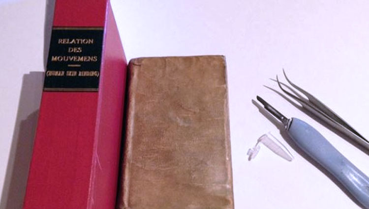 Buku dengan sampul kulit manusia ynag diterdapat di Perpustakaan UCLA. (FOTO: Doc. Perpustakaan UCLA)
