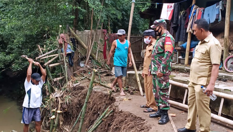 Babinsa Koramil 1711/Sumberjaya bersama aparat desa setempat mengecek lokasi abrasi Sungai Cikamangi, Majalengka. (Foto: Dok Kodim 0617/Majalengka for TIMES Indonesia)