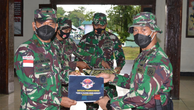 Danrem 174 Merauke Brigjen TNI Bangun Nawoko (kiri), selaku Dankolakops Korem 174/ATW pimpin acara serah terima satuan tugas pengamanan daerah rawan di Kabupaten Mimika, Minggu (29/11/2020). (foto: Penrem 174 Merauke