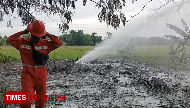 Petugas PT. Pertamina saat meninjau lokasi semburan gas.(Foto: Muhamad Jupri/TIMES Indonesia)