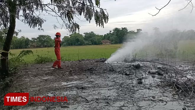 Petugas PT Pertamina saat meninjau lokasi semburan gas. (Foto: Muhamad Jupri/TIMES Indonesia)