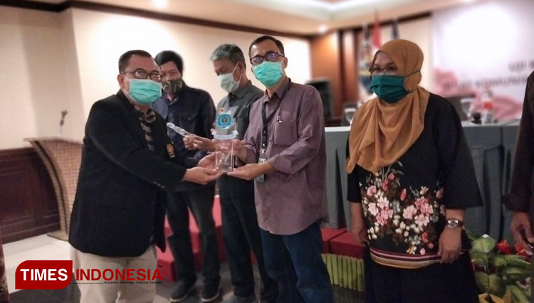 Pemberian pelakat oleh Ketua Persatuan Wartawan Indonesia (PWI) Cirebon Noli Alamsyah pada dewan penguji UKW. (Foto: Ayu Lestari/TIMES Indonesia)