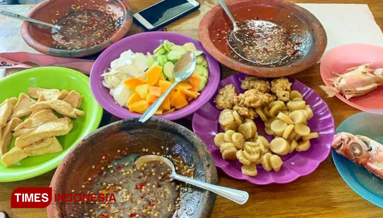 The spicy look of Rujak Kelang, fruit salad with with peanut sauce of Pamekasan Madura. (Photo: Akhmad Syafi'i/TIMES Indonesia)