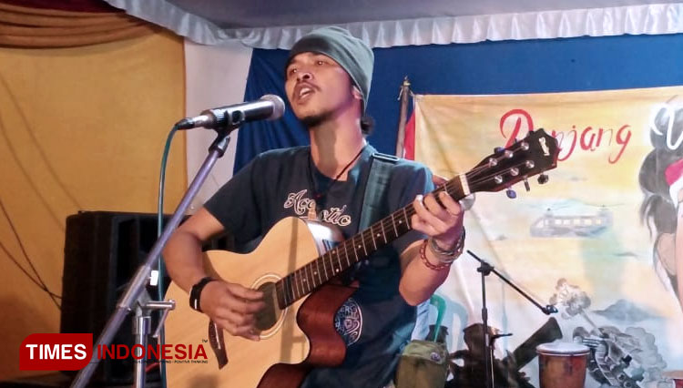 Salah satu pemuda saat musikalisasi puisi diatas panggung. (Foto: Akmal/TIMES Indonesia)